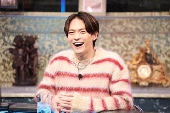 松倉海斗 小峠英二の代名詞“青い革ジャン”を試着し「めっちゃいい」と感激も…パッツンパッツンで「うっ血してるよ（笑）！」