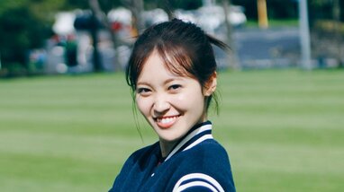 櫻坂46・松田里奈 1st写真集 美脚際立つ見事な投球フォーム キャッチ