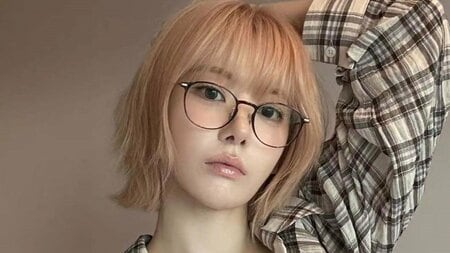 LE SSERAFIM・SAKURA「プロ並み」の手編み作品を披露！美デコルテ見せのリラックスコーデで没頭する姿に「最高すぎる」