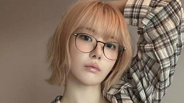 LE SSERAFIM・SAKURA「プロ並み」の手編み作品を披露！美デコルテ見せのリラックスコーデで没頭する姿に「最高すぎる」