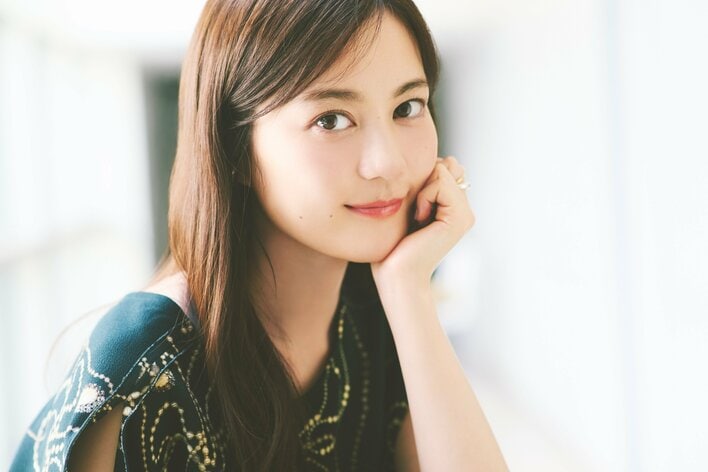 【写真11枚】グリーンのワンピースをまとった、生田絵梨花の撮り下ろしカットを見る