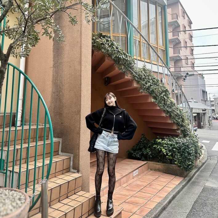 渡辺美優紀 網タイツ×超ミニスカ×ミニ丈ニットでお腹ちら見えの最新