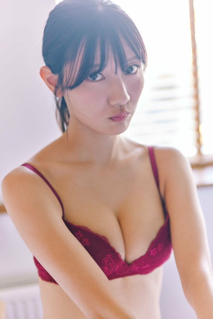 日向坂46・河田陽菜 大胆に胸元見せた衣装で“ぶりっこスマイル”！オフ