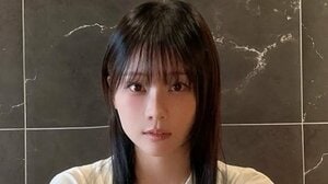 重盛さと美 ウエストちらりコーデのMVオフショット公開！うるつやメイクで愛犬を抱き寄せる姿に「最高に盛れてる」「今日も今日とて世界一」