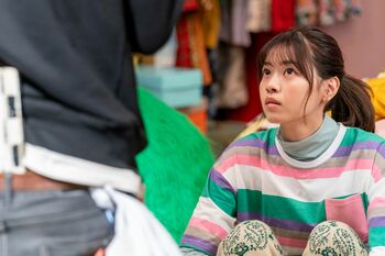 西野七瀬「忙しいと服の山を作ってしまうことも」部屋着姿でリラックスする“素の自分”を公開！