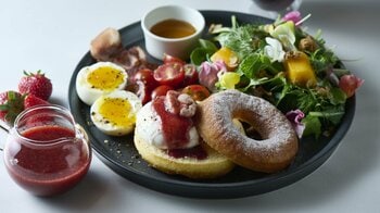 【koe donuts】世界で人気のピザレストラン「Pizza 4P's」のブッラータチーズを京都で堪能・フレッシュなチーズと自家製ドーナツが主役の贅沢ブランチプレートが新登場