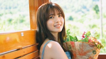 【新カット解禁】 初のランジェリーショット 乃木坂46・筒井あやめがベッドでまどろむ姿公開 おでこ全開の歯磨きショットも 1st写真集『感情の隙間』