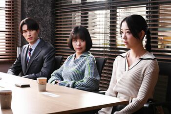 ドラマロケ地トラブルの相談を受けた亮子（趣里）と杉浦（ジェシー）！現地で行われたイベントで事故が起こり…『モンスター』第7話予告