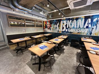 【神戸初上陸！】レアカツをつまみながらワインを飲み、小皿料理をシェアして気軽に過ごす”酒場型ビストロ”『ボナパルト・ブルー三宮センタープラザ店』2026年7月２日(木)16:00グランドオープン！！！