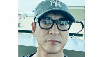 沢村一樹 愛猫との“尊すぎる2ショット”公開！「笑ってる！？」バッチリカメラ目線決めた表情に「ドヤ顔かわいい」などと反響
