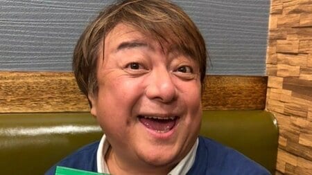 彦摩呂 還暦迎えた近影に「痩せてはるー！！」と反響！赤ちゃんちゃんこ姿でケーキを手にしたお祝いショット公開「若々しい」「還暦に見えない！」