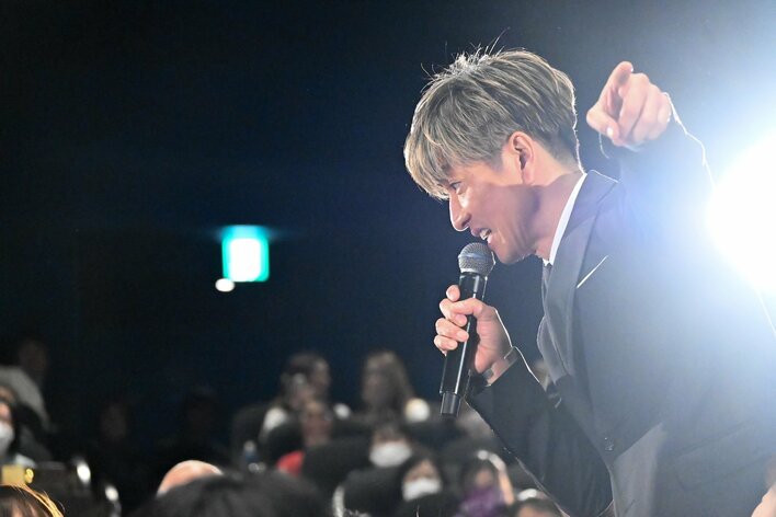 【写真】観客との交流を楽しむ木村拓哉、綱啓永、齊藤京子、倉悠貴らの写真を見る