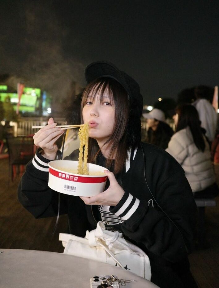 癒やされた」本田翼 カメラ目線のラーメンショット披露 夜の街での熱々