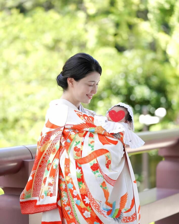 橋本マナミ 第2子とお宮参りを報告 40年前の家族写真も公開「産着は私