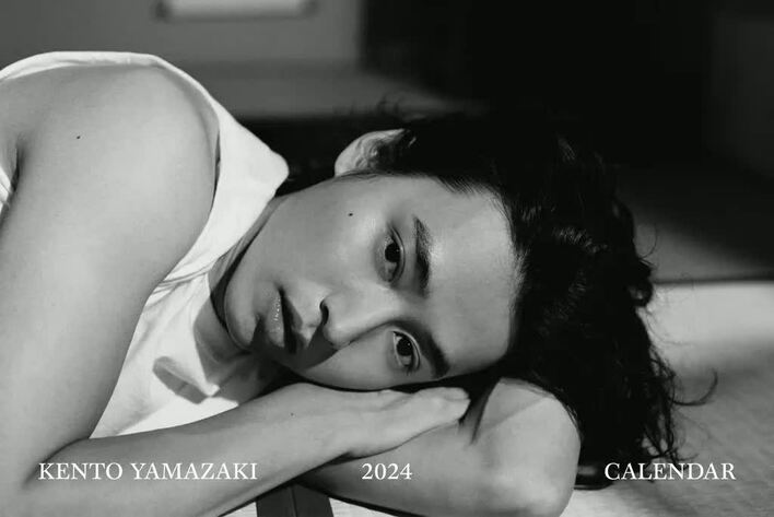山﨑賢人20代最後のカレンダー発売決定！大人の色気を感じさせる表情も