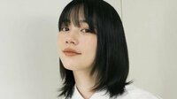 のん “雰囲気ガラリ”大人な上品セットアップ姿を披露！FENDIの夏バッグを手にした窓際ショットに「おかしいくらいかっこええ」「別人みたい」