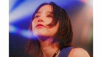 “攻めた”ワンショル肩出し披露！のん ピタッとした衣装で髪を振り乱しギターを奏でるライブオフショットに「いつもの魅力が複数倍」「ロックしてますね」