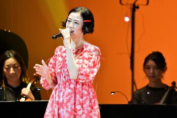 原田知世「時をかける少女」歌唱で観客からのサプライズに涙！40周年記念ライブレポ