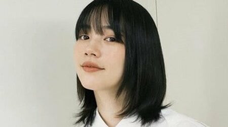 のん “雰囲気ガラリ”大人な上品セットアップ姿を披露！FENDIの夏バッグを手にした窓際ショットに「おかしいくらいかっこええ」「別人みたい」