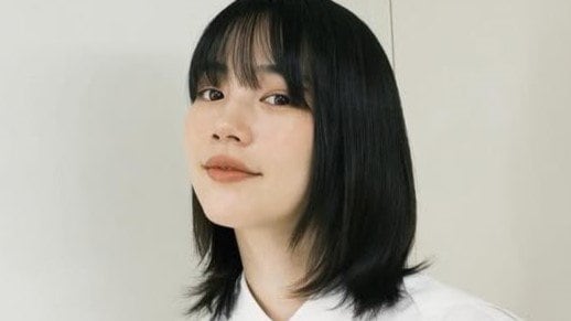 のん “雰囲気ガラリ”大人な上品セットアップ姿を披露！FENDIの夏バッグを手にした窓際ショットに「おかしいくらいかっこええ」「別人みたい」