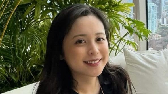 「だいぶおなか目立って…」第1子妊娠中・久慈暁子 大きなおなか際立つマタニティコーデを披露！東京タワー望む絶景を背に広々ソファでリラックスした優雅なショットに反響