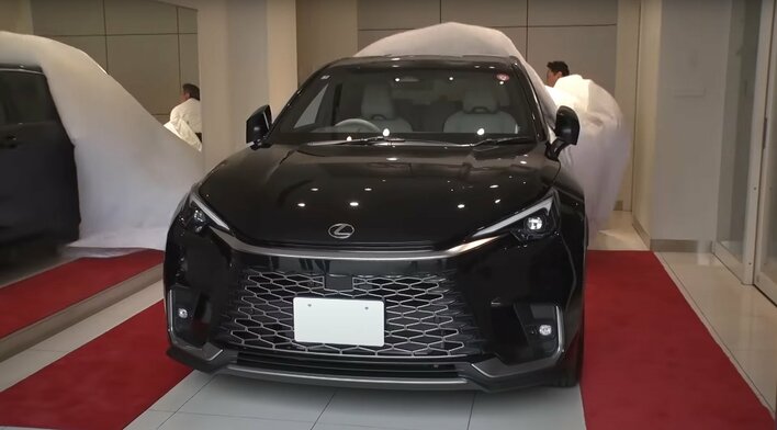 【画像32枚】パンサー向井 人生初の愛車レクサスを披露!シックな内装などの写真を見る