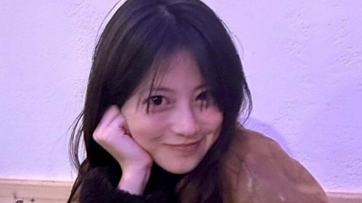 今田美桜 美肌際立つベアトップ姿でクシャッと笑顔のショット公開！約2ヵ月ぶり投稿で前髪カールしたお茶目な様子やオフ感満載の写真に「反則過ぎます」