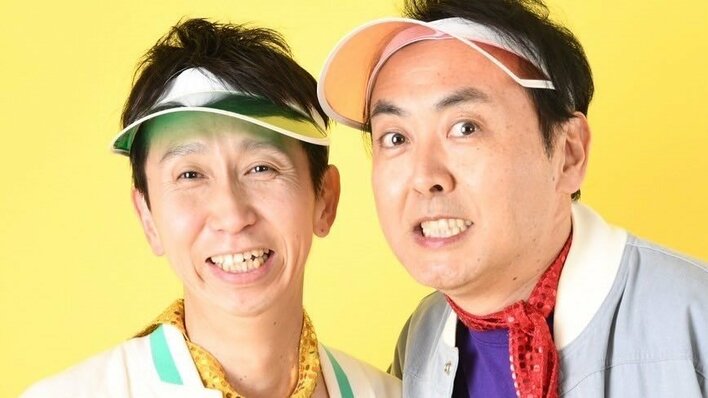「美脚すぎー！！」アンガールズ・山根と田中の“昭和アイドル風写真”に反響！恋人つなぎや密着ショットを公開し「お笑い界のアイドル達です」