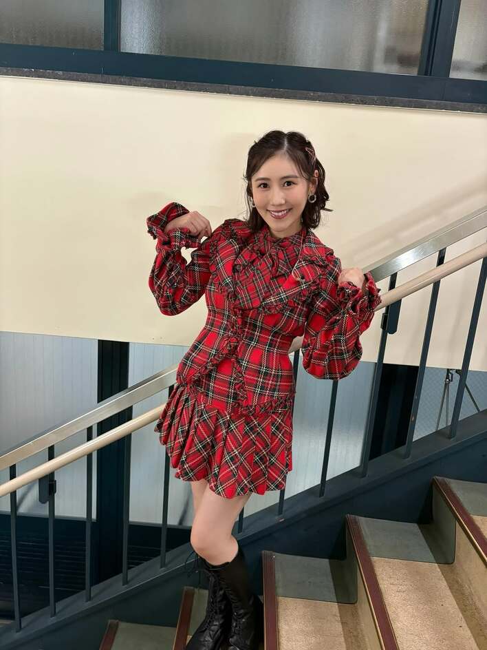 西野未姫 花柄ワンピ＆赤チェックの王道アイドル衣装オフショを披露