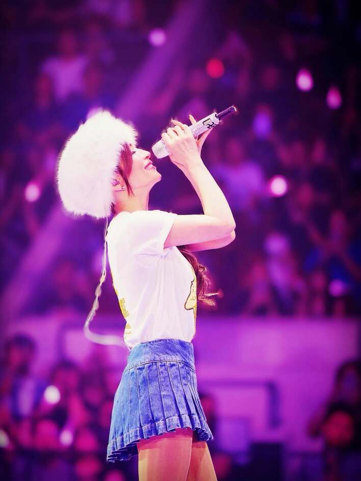 浜崎あゆみ 絶対領域見せミニスカ×ニーハイブーツ姿披露！美スタイル