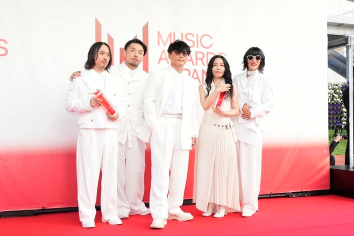 サカナクション・山口一郎らがまぶしいホワイトスーツでレッド