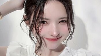 「天使感がハンパない」益若つばさ（39）真っ白コーデでスラリ美脚披露！透明感がすごい“天使ショット”に「なにもかも全てが綺麗」