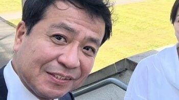 中山秀征＆妻・白城あやか 四男と密着した幸せ満開な卒業式ショット披露！イギリスでアート学ぶ息子の“愛ある作品”も公開し「似てる」「スゴイ才能！」