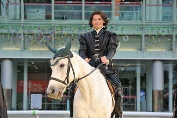 中川晃教 侍ジャパンに勇気をもらい、白馬にまたがって主演作をアピール