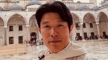 「どこでしょう？」鈴木亮平 海外でのオシャレ写真公開！石畳の街角ショットにファンから「スウェーデン？」