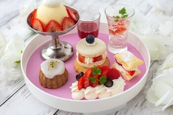 【ホテル オリエンタル エクスプレス 福岡天神】苺づくしのアフタヌーンティー「Strawberry Afternoon Tea（ストロベリーアフタヌーンティー）」2025年10月1日（水）より販売開始