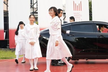 新しい学校のリーダーズが可憐な白セーラーでポーズ！MIZYU、RIN