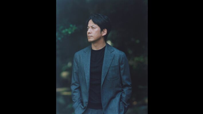 岡田准一「だるまさんが転んだ」で顔どアップ スタッフとの日常投稿 突然の出現に「瞬間移動できるんですか！」　