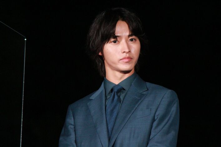 山﨑賢人 主演映画の公開に「ワクワク」東京タワーを“純愛の色”に染め上げる