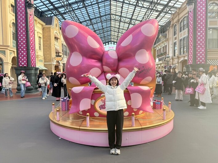 シンデレラ城がピンクに染まる！？幻想的な夜の演出や大きなリボンの