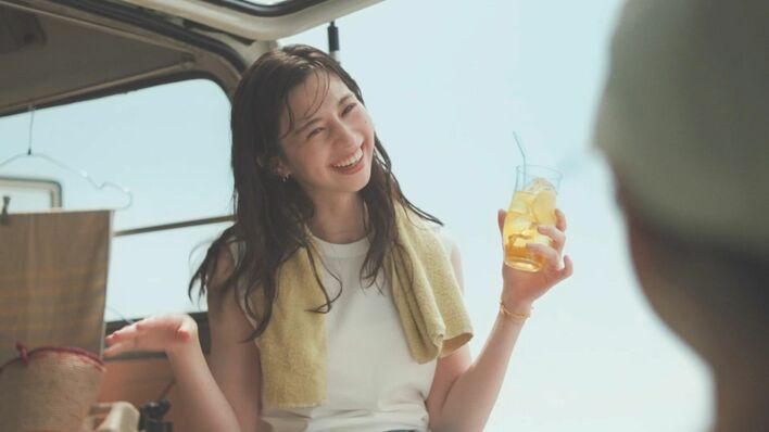濡れ髪の目黒蓮＆中条あやみが夏の海辺でナチュラルな笑顔を披露