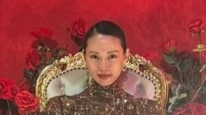 戸田恵梨香 ゴールドのきらびやかなドレス姿披露！無数のバラ＆ゴージャスなイスなど華やかな空間でのクールなオフショット公開