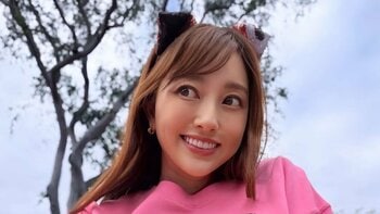 「センス天才」菊地亜美 親子リンクコーデでロサンゼルス満喫ショットを公開！ユニバーサル・スタジオやディズニーランドでの仲むつまじいショットに「めっちゃ幸せそう」