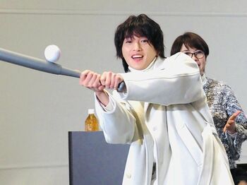 ドラマのヒット祈願で、福田麻貴らが“ノック”に挑戦！八木勇征の打球があわや野村周平を直撃！？