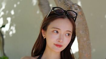 インフルエンサーの田久保夏鈴　ハネムーンでハワイ訪れスタイル抜群の水着ショットや“天使なデコ出し”姿を公開