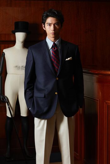 賀来賢人がモダンなスーツに身を包み「大人な男性を目指したい」