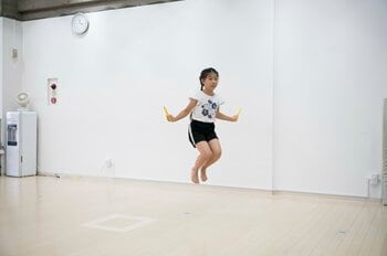 少人数指導のからだ機能スポーツ教室｜夏休み限定「縄跳び教室」を開催、苦手克服から二重跳び挑戦までサポート