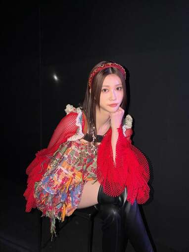 生見愛瑠 “絶対領域”見せニーハイブーツ×ミニ丈姿に「見事な脚線美」と