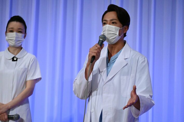 内博貴 “マスク会見”に「普段見られるのが得意ではないので、これがちょうどいい（笑）」