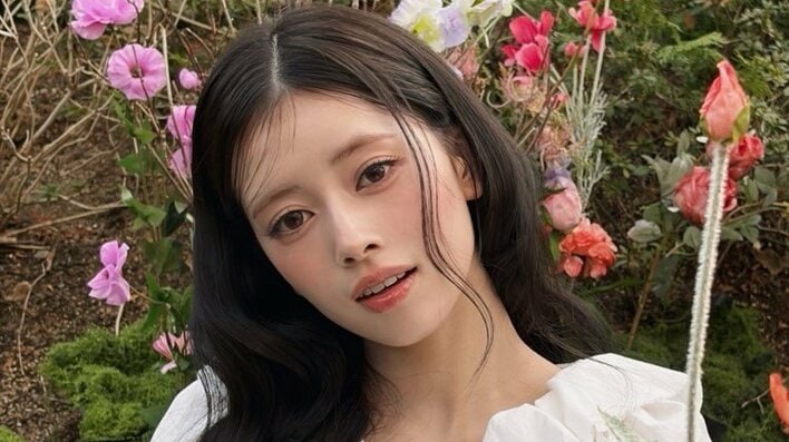 「顔小さすぎ」NiziU・RIMA ショートヘアに大胆イメチェン！美腹筋際立つコーデでクールな表情を浮かべ「完璧なビジュアル」とファン歓喜